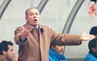 L'allenatore del Napoli, Vujadin Boskov, durante la partita contro l'Inter in una immagine dell'11 febbraio 1996 a Milano.
ANSA/FARINACCI