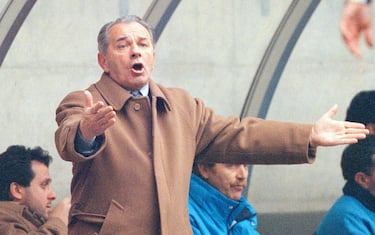 L'allenatore del Napoli, Vujadin Boskov, durante la partita contro l'Inter in una immagine dell'11 febbraio 1996 a Milano.
ANSA/FARINACCI