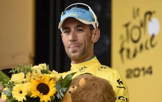 452668166 Italy's Vincenzo Nibali celebrates his overall leader yellow jersey on the podium at the end of the 208.5 km nineteenth stage of the 101st edition of the Tour de France cycling race on July 25, 2014 between Maubourguet Pays du Val d'Adour and Bergerac, southwestern France. AFP PHOTO / ERIC FEFERBERG (Photo credit should read ERIC FEFERBERG/AFP via Getty Images)