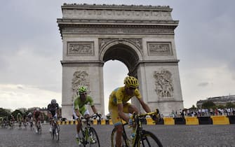 452788312 Italy's Vincenzo Nibali, wearing the overall leader's yellow jersey, rides past the Arc de Triomphe in the pack during the 137.5 km twenty-first and last stage of the 101st edition of the Tour de France cycling race on July 27, 2014 between Evry and Paris. AFP PHOTO / JEFF PACHOUD (Photo credit should read JEFF PACHOUD/AFP via Getty Images)