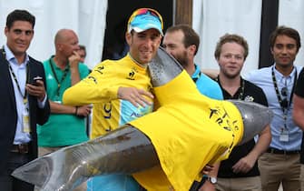 452831066 PARIS, FRANCE - JULY 27: Vincenzo Nibali of Italy and Astana Pro Team poses with a squale, his nickname being 'the squall of Messine', following the twenty one and last stage of the 2014 Tour de France, a 134 km individual time trial stage between Evry and the Champs-Elysees in Paris on July 27, 2014 in Perigueux, France. (Photo by Jean Catuffe/Getty Images)