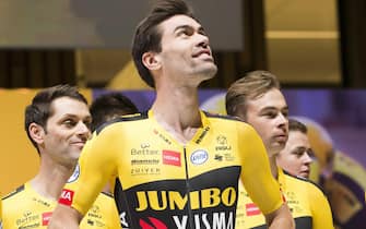 epa08083545 Dutch cyclist Tom Dumoulin (L) during the presentation of the Jumbo-Visma cycling team in Amsterdam, The Netherlands, 20 December 2019.  EPA/VINCENT JANNINK
