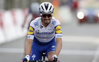 epa08292739 French rider Julian Alaphilippe of Deceuninck Quick Step team crosses the finish line during the sixth stage of the Paris-Nice cycling race over 161.5km from Sorgues to Apt, France, 13 March 2020.  EPA/SEBASTIEN NOGIER