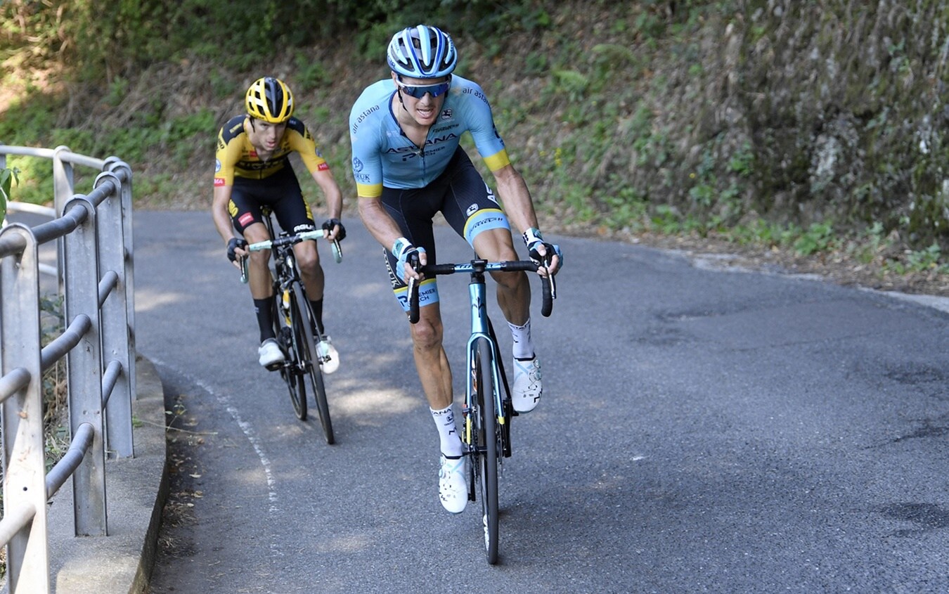 Il momento dello scatto di Fuglsang, che stacca Bennet sul San Fermo Il momento dello scatto di Fuglsang, che stacca Bennet sul San Fermo