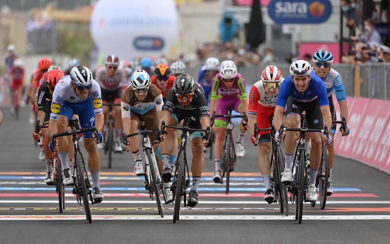 La volata finale della quarta tappa, vinta al fotofinish da Demare Giro d'Italia