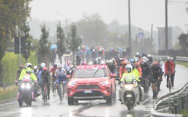 Maltempo al Giro, tappa accorciata dopo protesta