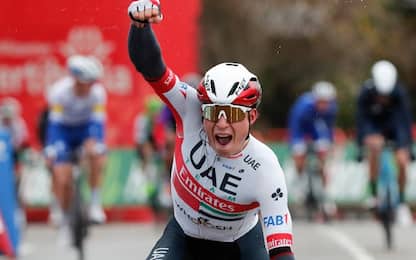 Philipsen vince la 15^ tappa, Roglic in rosso