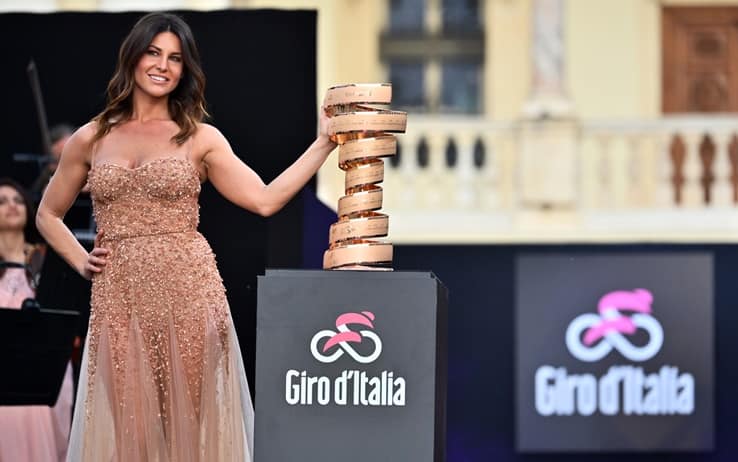 https://static.sky.it/images/skysport/it/ciclismo/2021/05/06/giro-italia-2021-squadre-presentazione-foto/barbara_pedrotti_giro_2021_lapresse%20(2).jpg.transform/gallery-horizontal-tablet-2x/650ac41751acc1d6d406bb82a62661131efe9834/img.jpg