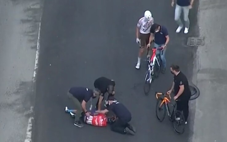 Mikel Landa a terra dopo aver centrato in pieno un segnalatore Mikel Landa