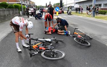 Brutta caduta per Mikel Landa: addio Giro. FOTO