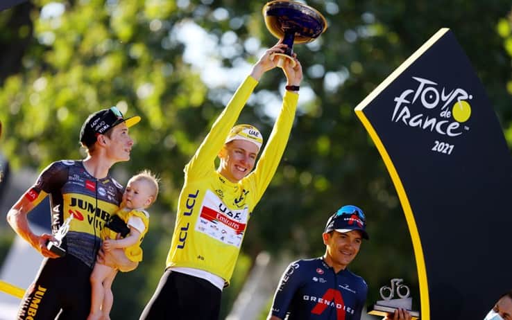 Il podio del Tour 2021: Pogacar tra i Vingegaard (papà e figlio) e Carapaz