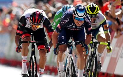 Philipsen vince 2^ tappa in volata, Roglic leader