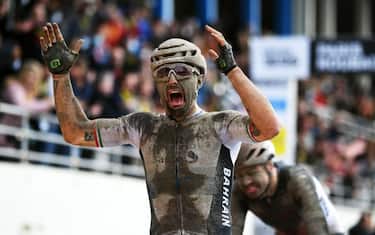 Colbrelli fa la storia: è sua la Parigi-Roubaix!