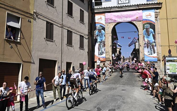 Filottrano: omaggio del Giro a Michele Scarponi