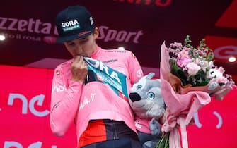 New overall leader Team Bora's Australian rider Jai Hindley kisses his pink jersey celebrates on the podium after  the 20th stage of the Giro d'Italia 2022 cycling race, 168 kilometers from Belluno to Marmolada (Passo Fedaia) on May 28, 2022. (Photo by Luca Bettini / AFP) (Photo by LUCA BETTINI/AFP via Getty Images)