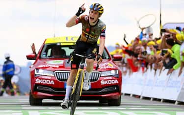 SERRE CHEVALIER, FRANCE - JULY 13: Jonas Vingegaard Rasmussen of Denmark and Team Jumbo - Visma celebrates at finish line as stage winner during the 109th Tour de France 2022, Stage 11 a 151,7km stage from Albertville to Col de Granon - Serre Chevalier 2404m / #TDF2022 / #WorldTour / on July 13, 2022 in Col de Granon-Serre Chevalier, France. (Photo by Tim de Waele/Getty Images)