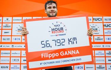 Ganna conquista il record dell'ora: 56, 792 km!