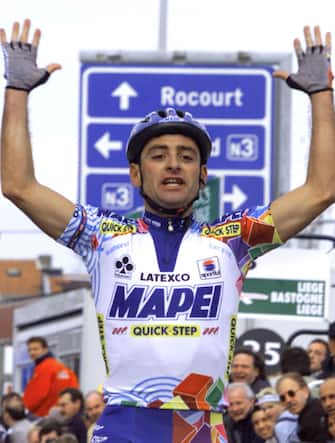ANS02D:SPORT-CYCLING:ANS,BELGIUM,16APR00 - Italian Paolo Bettini raises his arms as he crosses the finish line to win the 86th World Club Liege-Bastogne-Liege cycling race in Ans, eastern Belgium April 16. Bettini finished first ahead of Spanish rider David Etxebarria and Italian Davide Rebelin who took the third place.  hrm/Photo by Yves Herman REUTERS