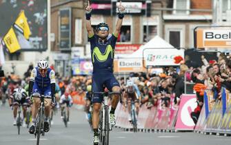 epa05923689 Spanish rider Alejandro Valverde of the Movistar Team celebrates while crossing the finish line to win the Liege-Bastogne-Liege cycling race in Liege, Belgium, 23 April 2017.  EPA/JULIEN WARNAND