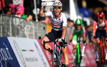 Cavendish vince in volata a Roma, trionfa Roglic