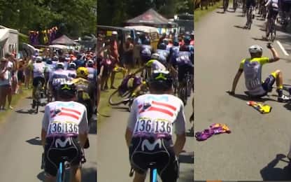 Assurdo al Tour: cade impigliato tra le maglie
