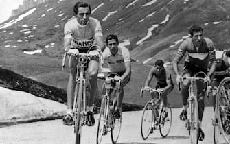 ©LapresseArchivio storicoStelvio anno 1955Fausto Coppinella foto: il ciclista Fausto Coppi passa per primo sullo Stelvio al 28° Giro d'Italia seguito da Nencini in maglia rosa e dal francese GeminianiNEG- 203923
