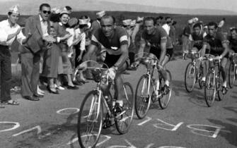 ©lapressearchivio storicosportciclismoanni '40Giro d'Italianella foto: Fiorenzo Magni guida il gruppo degli assiFALDONE