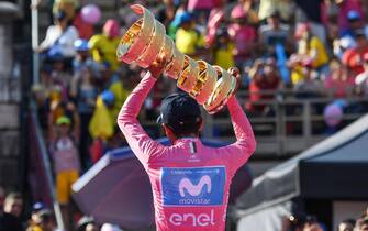 Ecuadorian rider Richard Carapaz of Movistar team celebrates with the trophy his overall win after the 21st and last stage of the 102th Giro d'Italia cycling race, Verona, Italy, 2 June 2019.  ANSA/ALESSANDRO DI MEO
