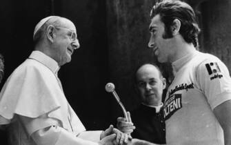 Pope Paul VI shaking the hand of champion cyclist Eddy Merckx, prior to the start of the Tour of Italy race, Vatican City, Rome, May 16th 1974. (Photo by Keystone/Hulton Archive/Getty Images)