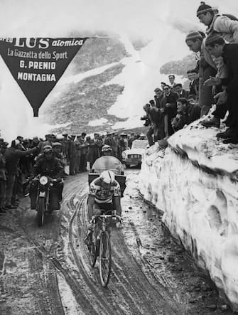 The Gavia Pass in the Italian Alps, during the Tour of Italy (Giro d'Italia), 8th June 1960. (Photo by Keystone/Hulton Archive/Getty Images)