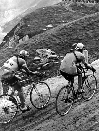 ©LaPresse 
Archivio Storico
Svizzera 1947
Sport
Ciclismo
Gino Bartali
Giro della Svizzera
nella foto: Fausto Coppi e Gino Bartali soli sui monti Svizzeri