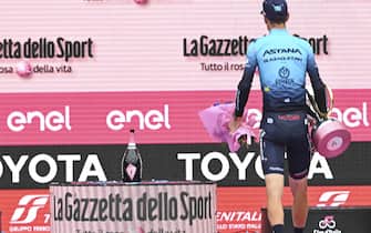Italian rider Vincenzo Nibali of Astana team, leaves the podium of the 105th Giro d'Italia 2022 cycling tour, Verona (Arena), Italy, 29 May 2022.   ANSA/MAURIZIO BRAMBATTI