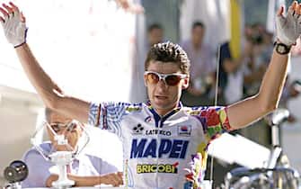 E68 - 19980917 - JACA (SPAGNA): Italian cyclist and Mapei team member Gianni Bugno raises his arms as he wins the Tour of Spain's 12th stage from Benasque to Jaca, 17 September.     (DIGITAL IMAGE)       MONDELO/ANSA/TO