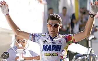 E68 - 19980917 - JACA (SPAGNA): Italian cyclist and Mapei team member Gianni Bugno raises his arms as he wins the Tour of Spain's 12th stage from Benasque to Jaca, 17 September.     (DIGITAL IMAGE)       MONDELO/ANSA/TO