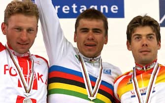 PLO29 - 20001015 - PLOUAY, FRANCE : gold medalist Romans Vainsteins of Latvia (C), Polish silver medalist Zbigniew Spruch (L) and Spanish bronze medalist Oscar Freire smile on the podium of the elite men's individual road race event during the 2000 World Road Cycling Championships in Plouay 15 October 2000.   EPA PHOTO AFP/PATRICK KOVARIK