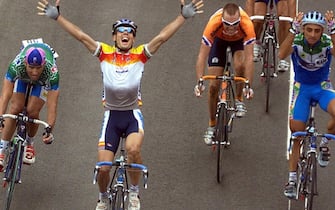 LIS22 - 20011014 - LISBON, PORTUGAL : Spanish cyclist Oscar Freire (2nd L) jubilates after winning the final sprint in the Men Race Elite at the Road Cycling Championships in Lisbon on Sunday, 14 October 2001. Freire won the gold medal prior Slovenian Andre Hauptmann (L), Italian Paolo Bettini (R) and Dutch Erik Dekker (2nd R).   EPA PHOTO    AFP/JOEL SAGET/gb/dt/mr