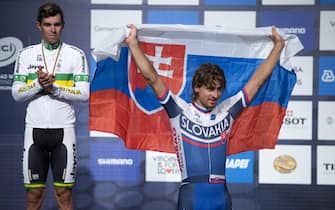 epa04953483 Slovakia's gold medalist Peter Sagan (R) and Australia's silver medalist Michael Matthews (L) celebrate on the podium after the Men's Elite Road Race of the 2015 UCI Road World Championships in Richmond, Virginia, USA, 27 September 2015.  EPA/SHAWN THEW