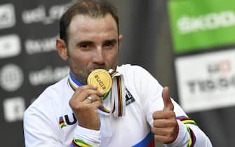 epa07059288 Alejandro Valverde of Spain poses with his gold medal on the podium after winning the men's Elite Road Race of the UCI Road Cycling World Championships over 258km from Kufstein to Innsbruck, Austria, 30 September 2018.  EPA/CHRISTIAN BRUNA