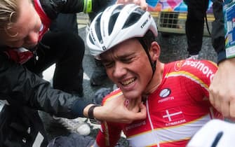 epa07880139 Gold medalist Mads Pedersen of Denmark celebrates after winning the Elite Men's Road Race during the UCI Road Cycling World championships in Harrogate, Britain, 29 September 2019.  EPA/VICKIE FLORES