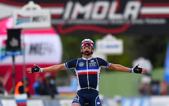France's Julian Alaphilippe celebrates as he crosses the finish line to win the Men's Elite Road Race, a 258.2-kilometer route around Imola, Emilia-Romagna, Italy, on September 27, 2020 as part of the UCI 2020 Road World Championships. ANSA/DARIO BELINGHERI