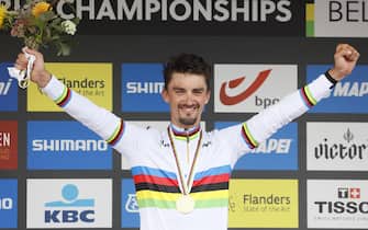 epa09489908 Winner Julian Alaphilippe of France celebrates his medal on the podium of the Men's Elite Road race at the 2021 UCI Road Cycling World Championships in Antwerp, Belgium, 26 September 2021.  EPA/JULIEN WARNAND