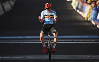 epa10205010 Remco Evenepoel of Belgium wins the gold medal in the Men's Elite Road Race during the 2022 UCI Road World Championships in Wollongong, south of Sydney, Australia, 25 September 2022.  EPA/DEAN LEWINS  AUSTRALIA AND NEW ZEALAND OUT