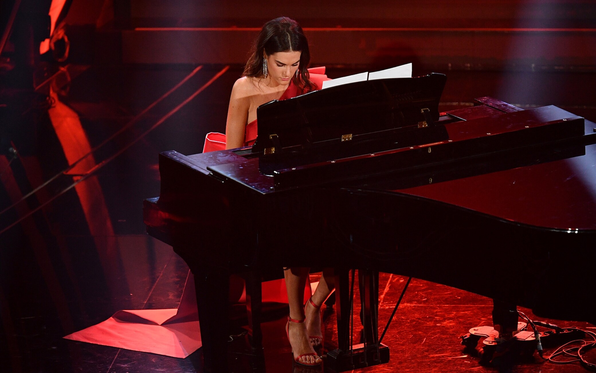 Sanremo 2020, Francesca Sofia Novello suona l'Ave Maria al pianoforte. LE FOTO | Sky Sport