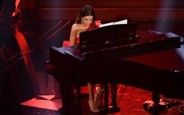 Lady Rossi incanta Sanremo: Ave Maria col piano