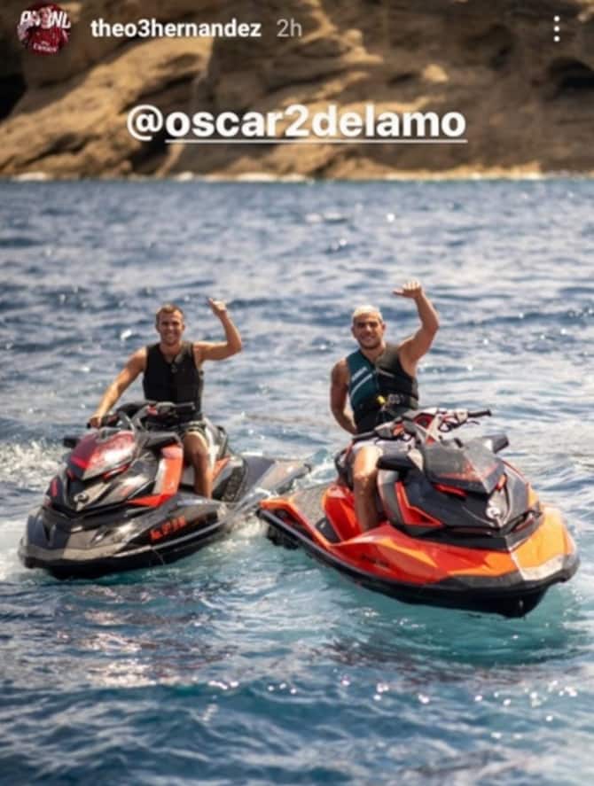 Theo Hernandez, vacanze sullo yacht a Ibiza con la fidanzata Zoe ...