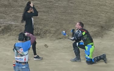 "Vuoi sposarmi?". La proposta è geniale! VIDEO