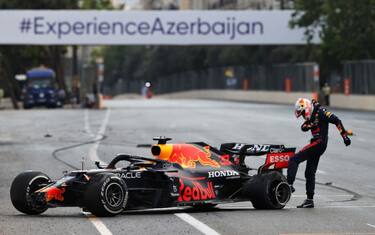 Pirelli: "Gomme ko a Baku, nessun difetto qualità"