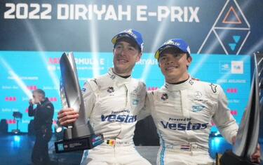 A Riad è doppietta Mercedes: vince De Vries