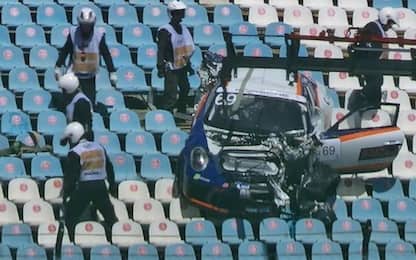 Portimao, tragedia sfiorata: auto vola in tribuna 