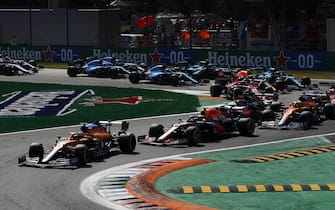 AUTODROMO NAZIONALE MONZA, ITALY - SEPTEMBER 12: Daniel Ricciardo, McLaren MCL35M, leads Max Verstappen, Red Bull Racing RB16B, Lando Norris, McLaren MCL35M, Sir Lewis Hamilton, Mercedes W12, and the rest of the field at the start during the Italian GP at Autodromo Nazionale Monza on Sunday September 12, 2021 in Monza, Italy. (Photo by Zak Mauger / LAT Images)